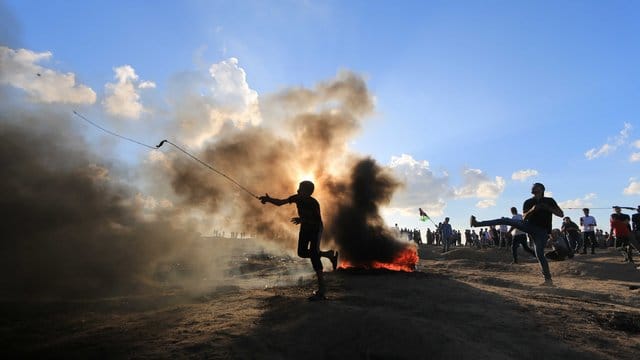 Bei Auseinandersetzungen mit israelischen Soldaten an der Gaza-Grenze ist nach palästinensischen Angaben ein Jugendlicher erschossen worden.