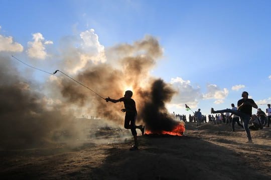 Bei Auseinandersetzungen mit israelischen Soldaten an der Gaza-Grenze ist nach palästinensischen Angaben ein Jugendlicher erschossen worden.