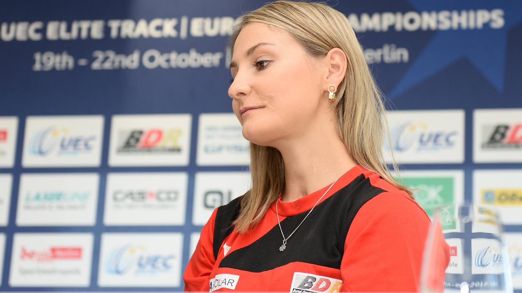 Kristina Vogel 2017 bei einer Pressekonferenz. Die Radsprinterin ist zweifache Olympiasiegerin und elffache Weltmeisterin.