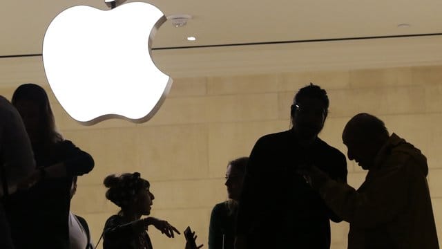 Welche Neuheiten gibt es demnächst? Kunden in einem Apple-Store. Welche Neuheiten gibt es demnächst? Kunden in einem Apple-Store.