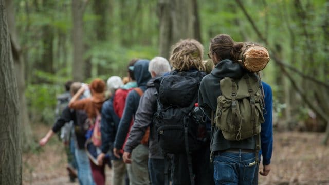 Nach den Räumaktionen des Energiekonzerns RWE im Hambacher Forst haben Klimaaktivisten massenhafte Proteste angekündigt. Nach den Räumaktionen des Energiekonzerns RWE im Hambacher Forst haben Klimaaktivisten massenhafte Proteste angekündigt.