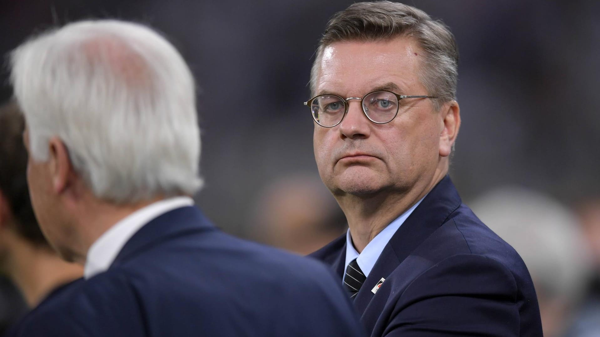 DFB-Präsident Reinhard Grindel am Rande von Spiel eins nach dem WM-Debakel gegen Frankreich (0:0). Grindel steht nach wie vor unter Druck – und das wird sich auch so schnell nicht ändern.