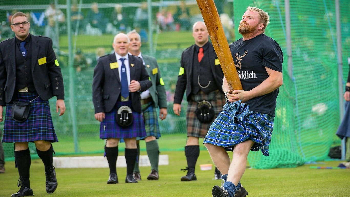 Ein Athlet beim Baumstammweitwurf: In Schottland gibt es bis zu hundert Highland Games.