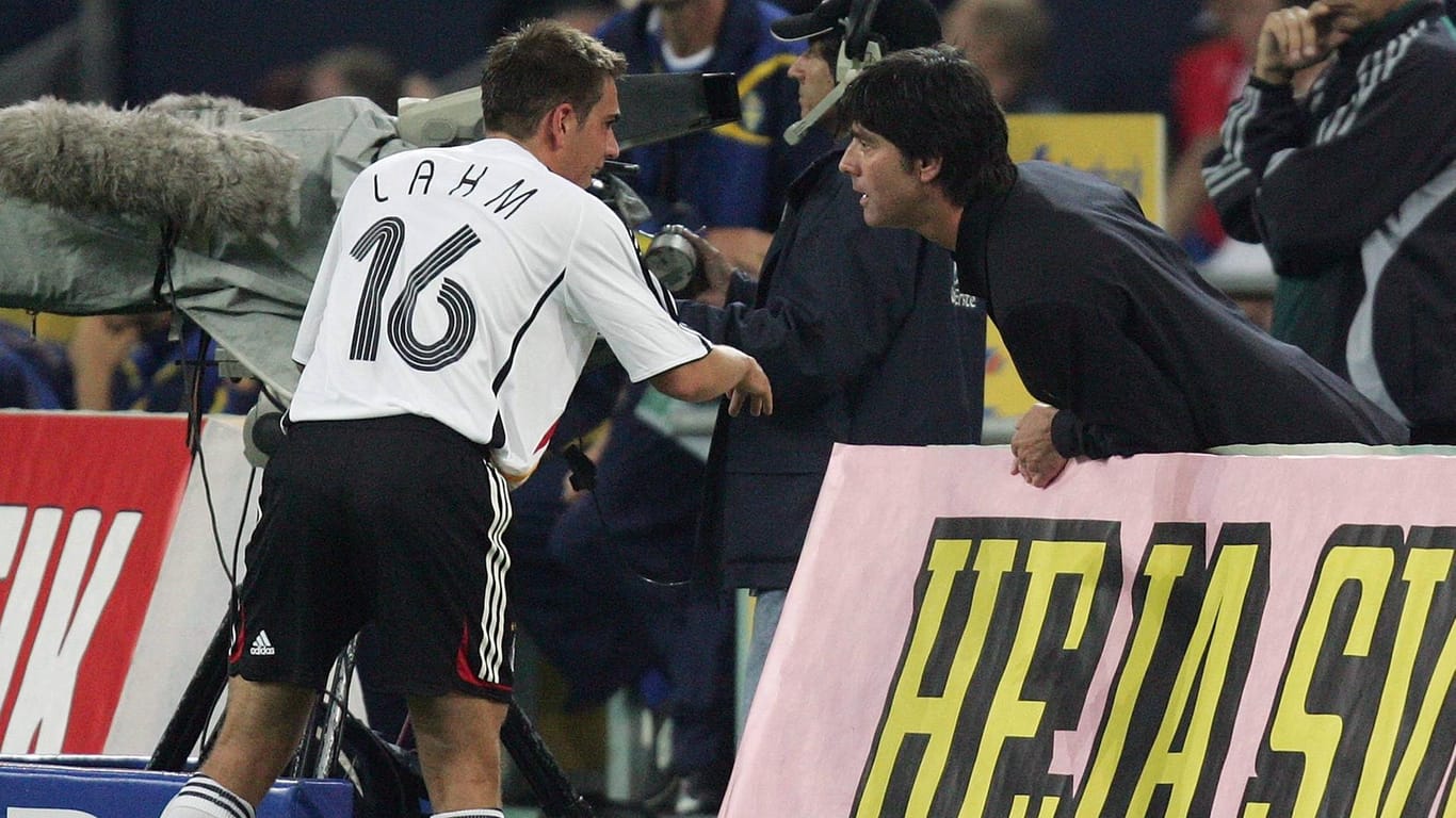 Das Debüt als Chef: Philipp Lahm bekommt Anweisung von Bundestrainer Löw bei seinem Trainerdebüt 2006 gegen Schweden.