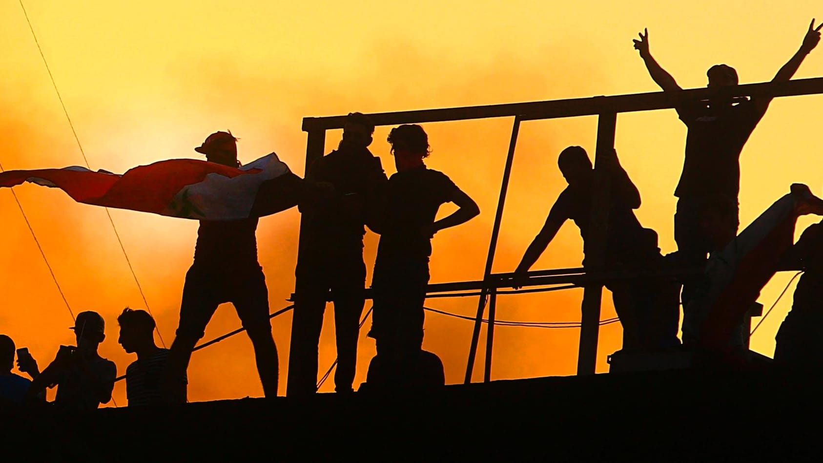 Basra im Südirak: Demonstranten stürmen ein Regierungsgebäude und setzen es in Brand.