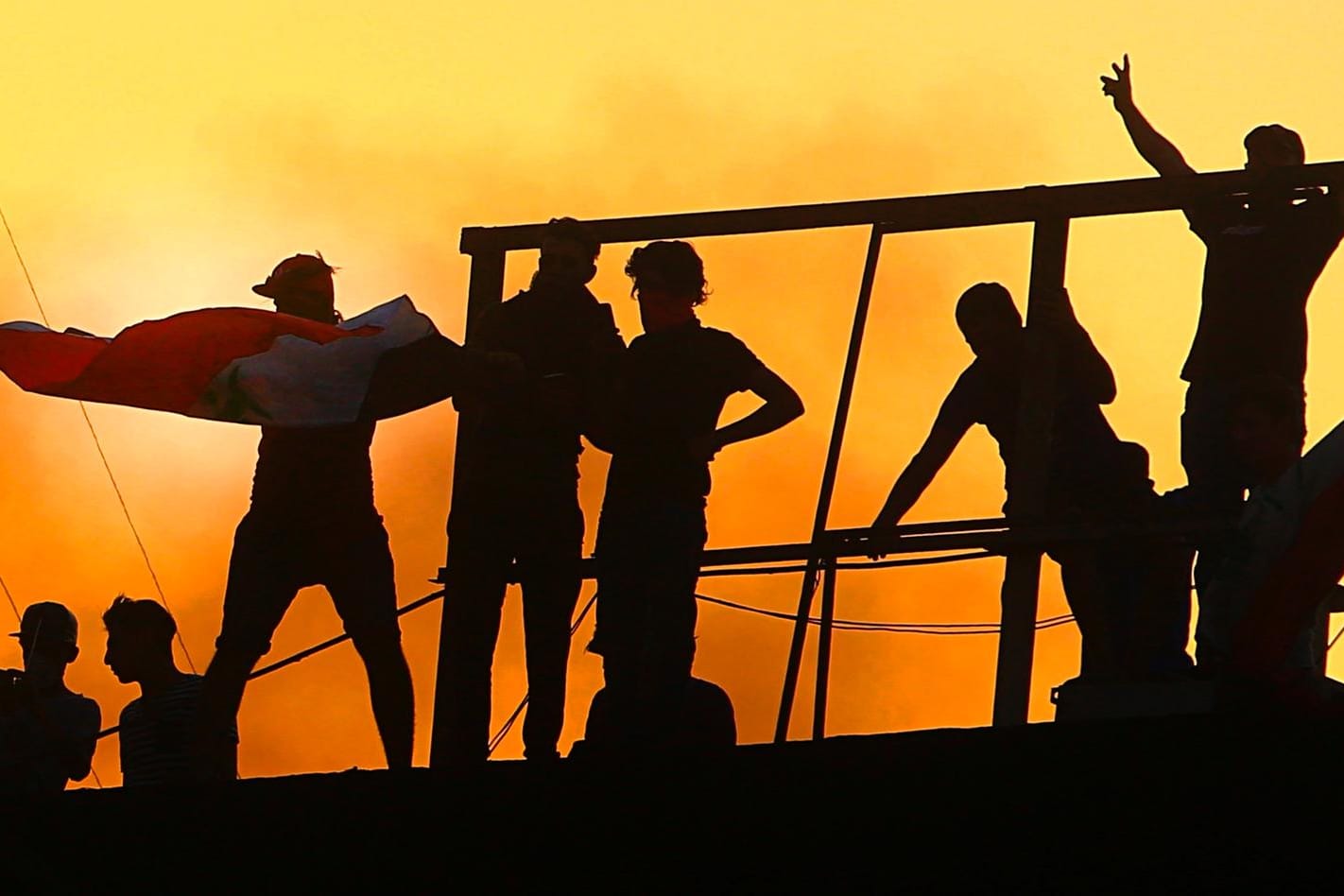 Basra im Südirak: Demonstranten stürmen ein Regierungsgebäude und setzen es in Brand.