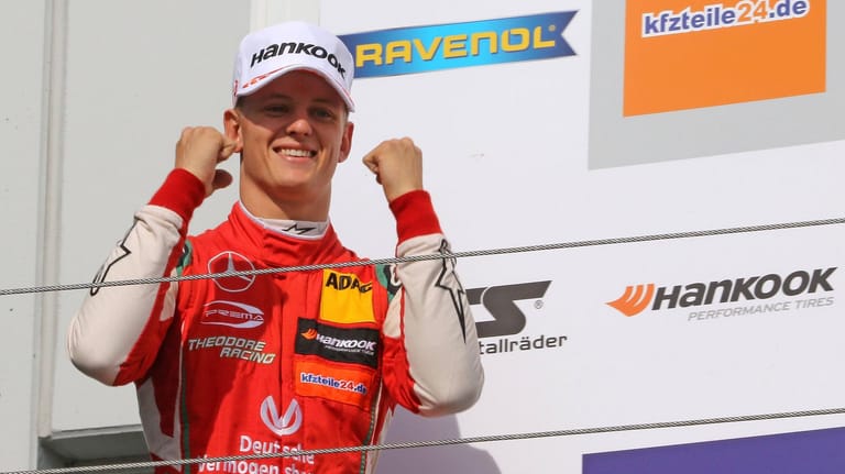 Jubelpose: Mick Schumacher freut sich nach seinem Erfolg in der Formel 3 auf dem Nürburgring
