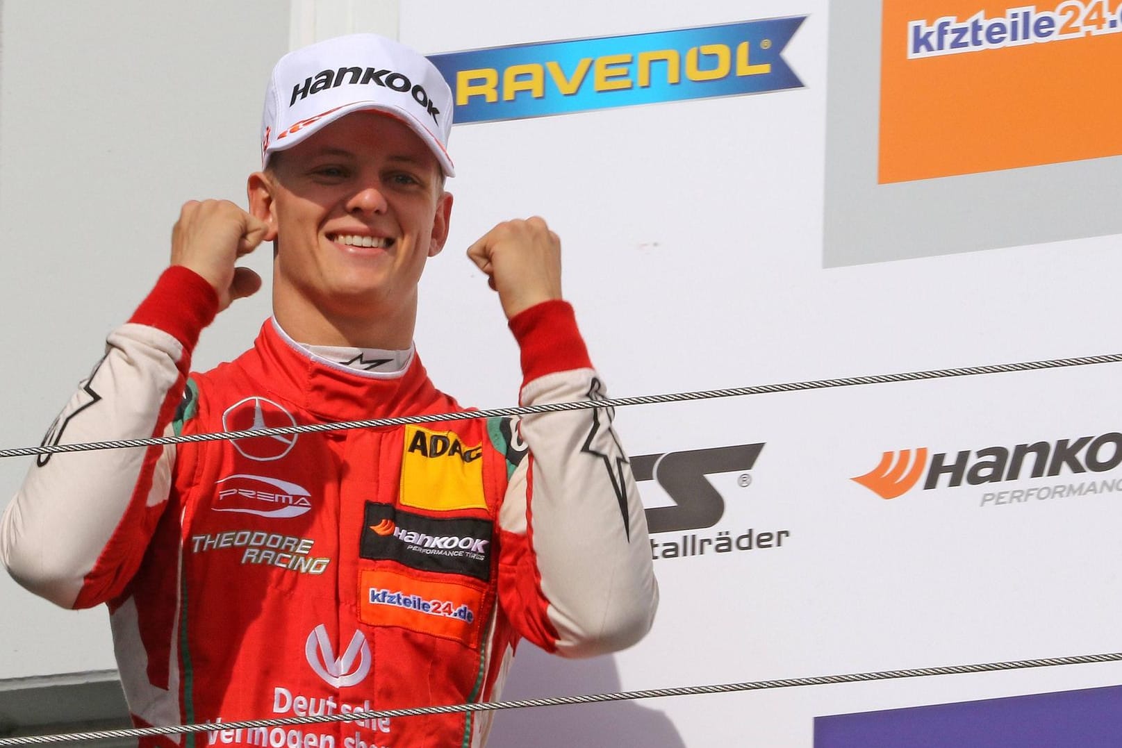 Jubelpose: Mick Schumacher freut sich nach seinem Erfolg in der Formel 3 auf dem Nürburgring