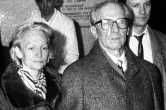 Margot und Erich Honecker im Januar 1990 in Berlin: Wo soll das einst mächtigste Ehepaar der DDR bestattet werden?