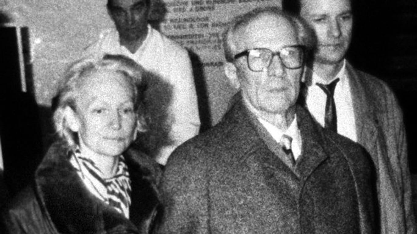Der ehemalige Staats- und Parteichef der DDR, Erich Honecker und seine Ehefrau Margot verlassen die Charite in Ost-Berlin.