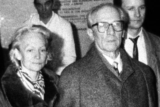 Der ehemalige Staats- und Parteichef der DDR, Erich Honecker und seine Ehefrau Margot verlassen die Charite in Ost-Berlin.