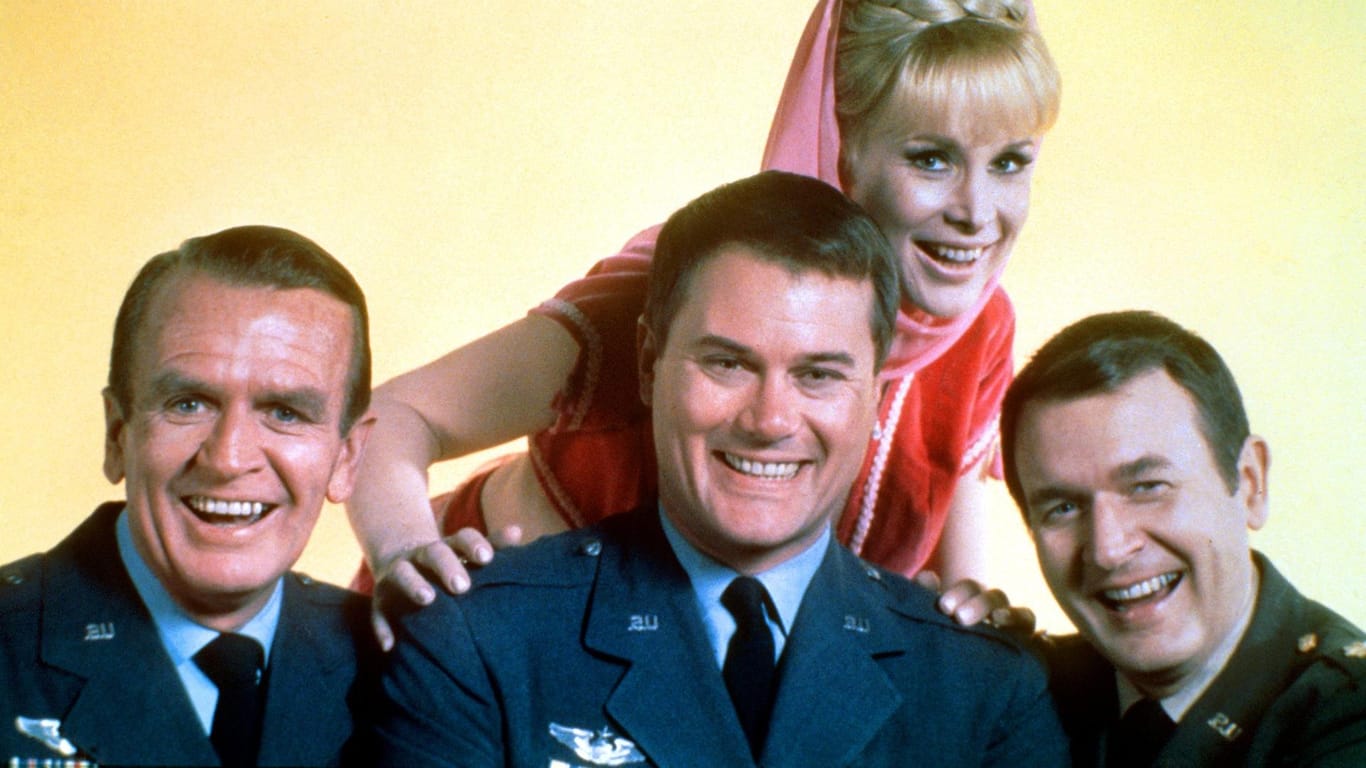 Bill Daily (r.) zusammen mit Larry Hagman, Hayden Rorke und Barbara Eden in der US-Fernsehserie "Bezaubernde Jeannie".