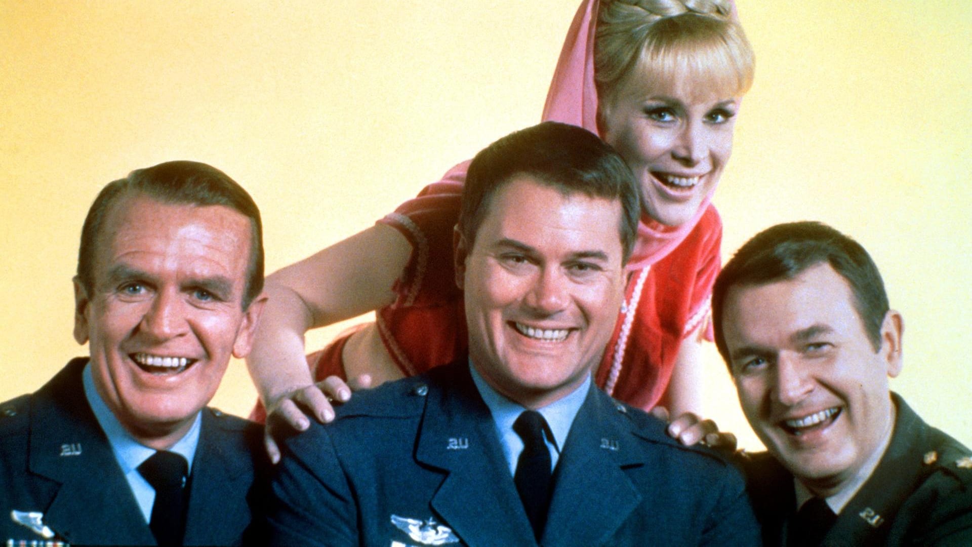 Bill Daily (r.) zusammen mit Larry Hagman, Hayden Rorke und Barbara Eden in der US-Fernsehserie "Bezaubernde Jeannie". Bill Daily (r.) zusammen mit Larry Hagman, Hayden Rorke und Barbara Eden in der US-Fernsehserie "Bezaubernde Jeannie".