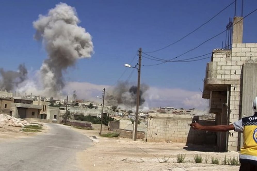 Eine Rauchwolke steigt nach einen Luftangriff der syrischen Regierung auf Hobeit bei Idlib auf.