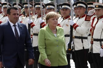 Kanzlerin Angela Merkel und der mazedonische Ministerpräsident Zoran Zaev (l) schreiten nach Merkels Ankunft die Ehrengarde ab.