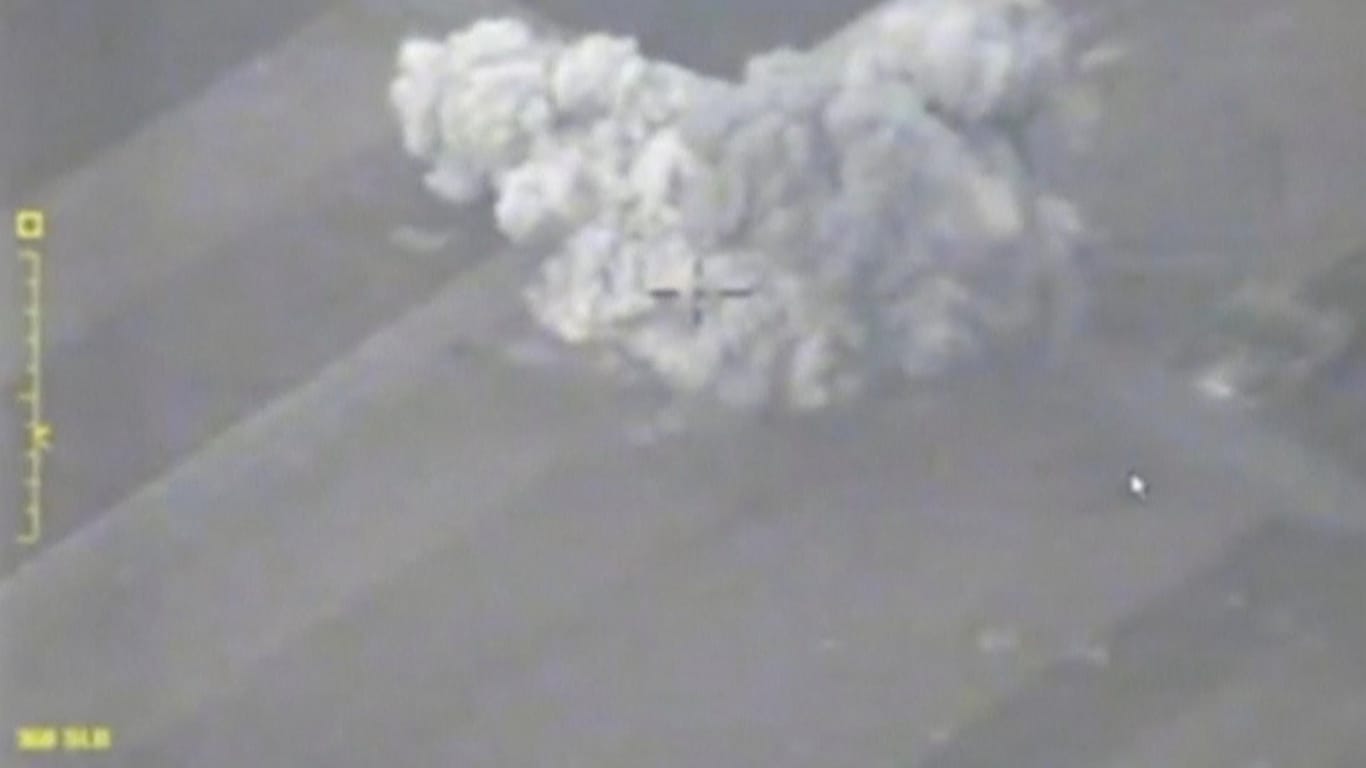 Eine Luftaufnahme der russischen Armee zeigt den Einschlag einer Bombe in der Provinz Idlib: Russland und die syrische Regierung haben nach Auskunft von Aktivisten rund 80 Ziele in der Rebellen-Enklave bombardiert.