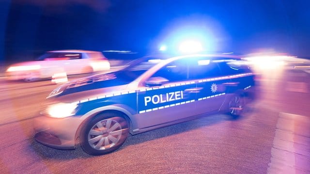 Ein Polizeifahrzeug steht mit Blaulicht auf der Straße. (Symbolbild) Ein Polizeifahrzeug steht mit Blaulicht auf der Straße. (Symbolbild)