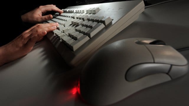 Eine Frau tippt auf einer Computertastatur.