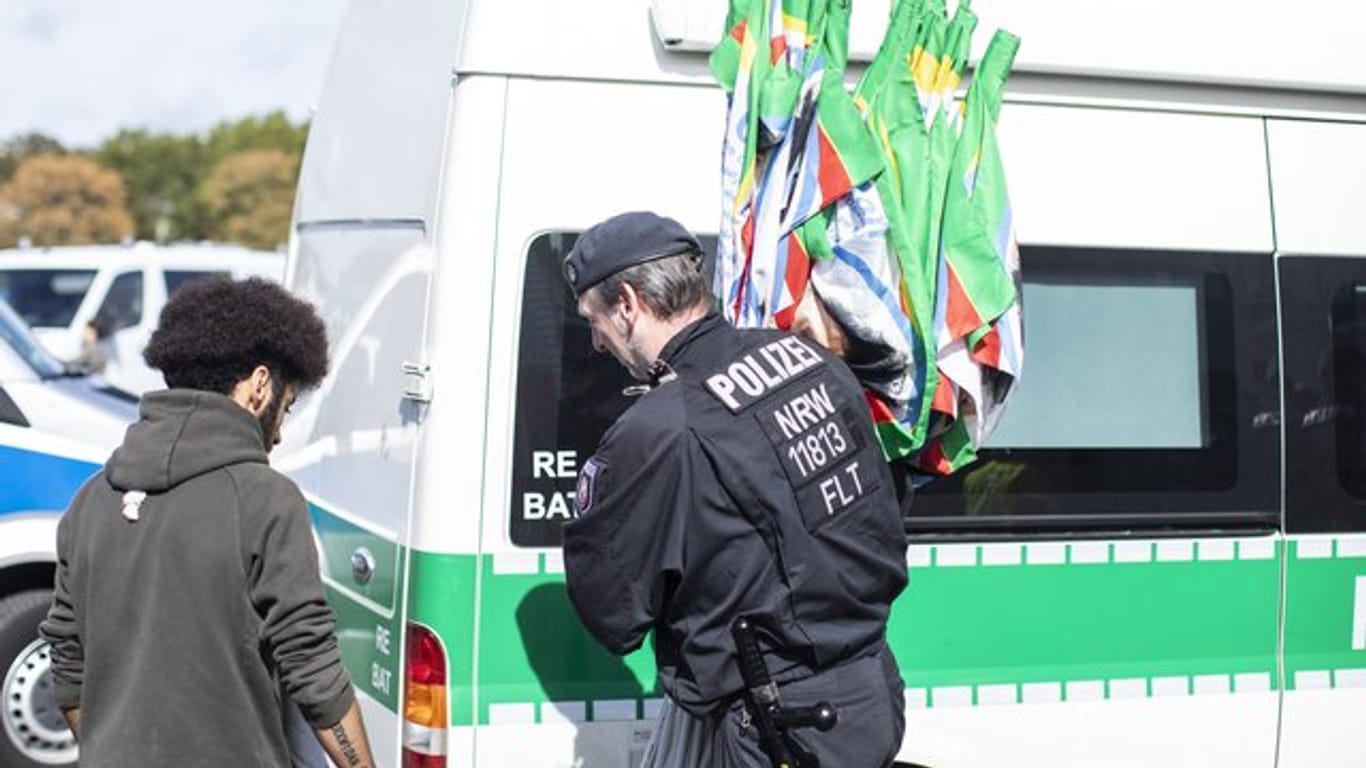 Die Polizei sammelte verbotene Fahnen ein.
