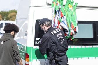 Die Polizei sammelte verbotene Fahnen ein.