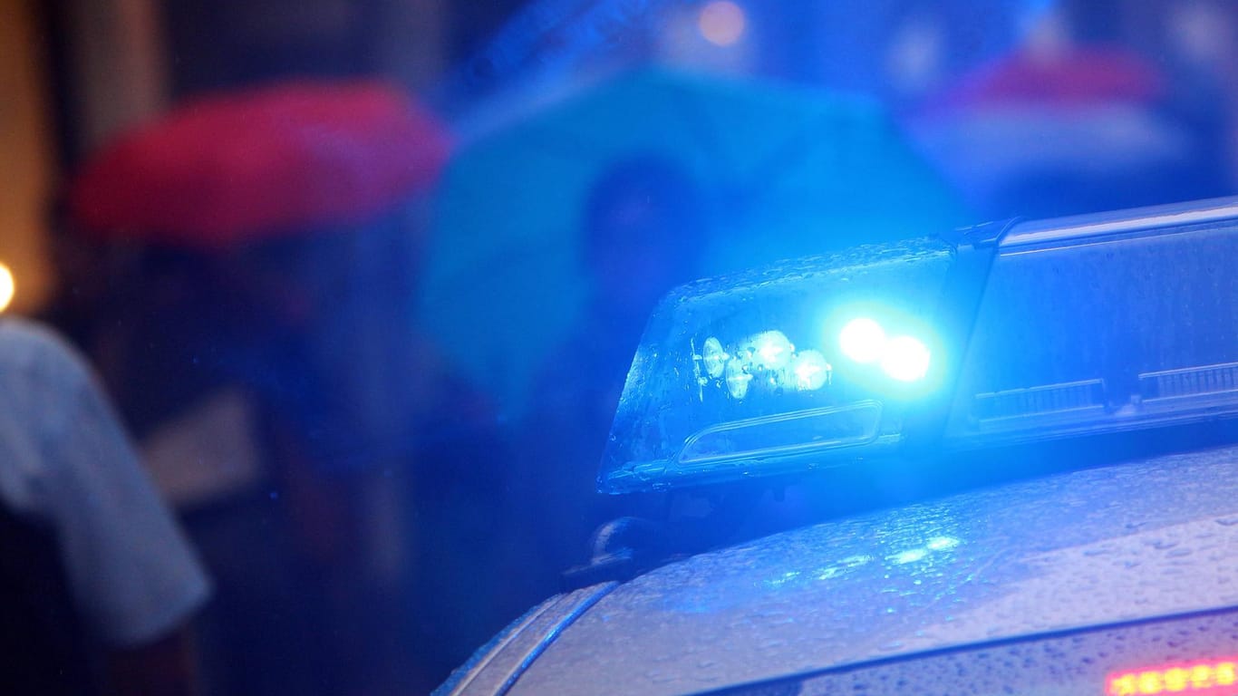 Einsatzwagen der Polizei mit eingeschaltetem Blaulicht: Bei einer Attacke auf einen Nachtklub in Salzwedel wurde ein 17-Jähriger verletzt. (Symbolbild)