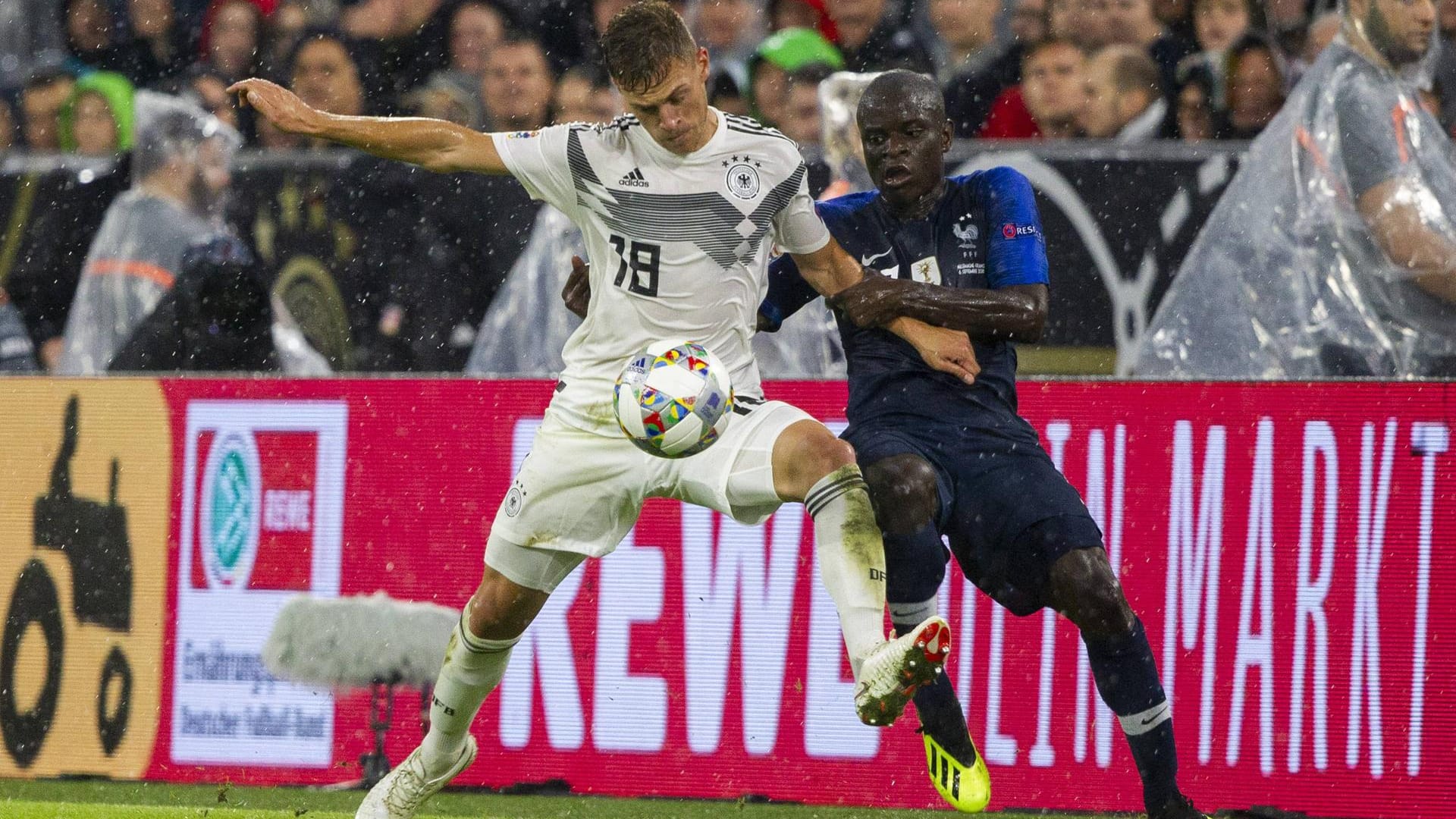 Joshua Kimmich (l.) im Zweikampf mit Frankreichs N'Golo Kante: Wie in dieser Szene soll der Bayern-Profi vor allem häufig den Ball im Mittelfeld erobern.