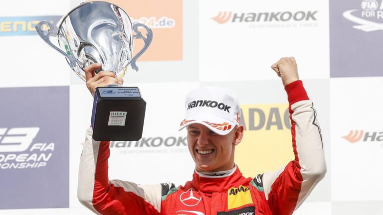 Nächster Erfolg: Mick Schumacher jubelt am Nürburgring.