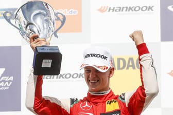 Nächster Erfolg: Mick Schumacher jubelt am Nürburgring.