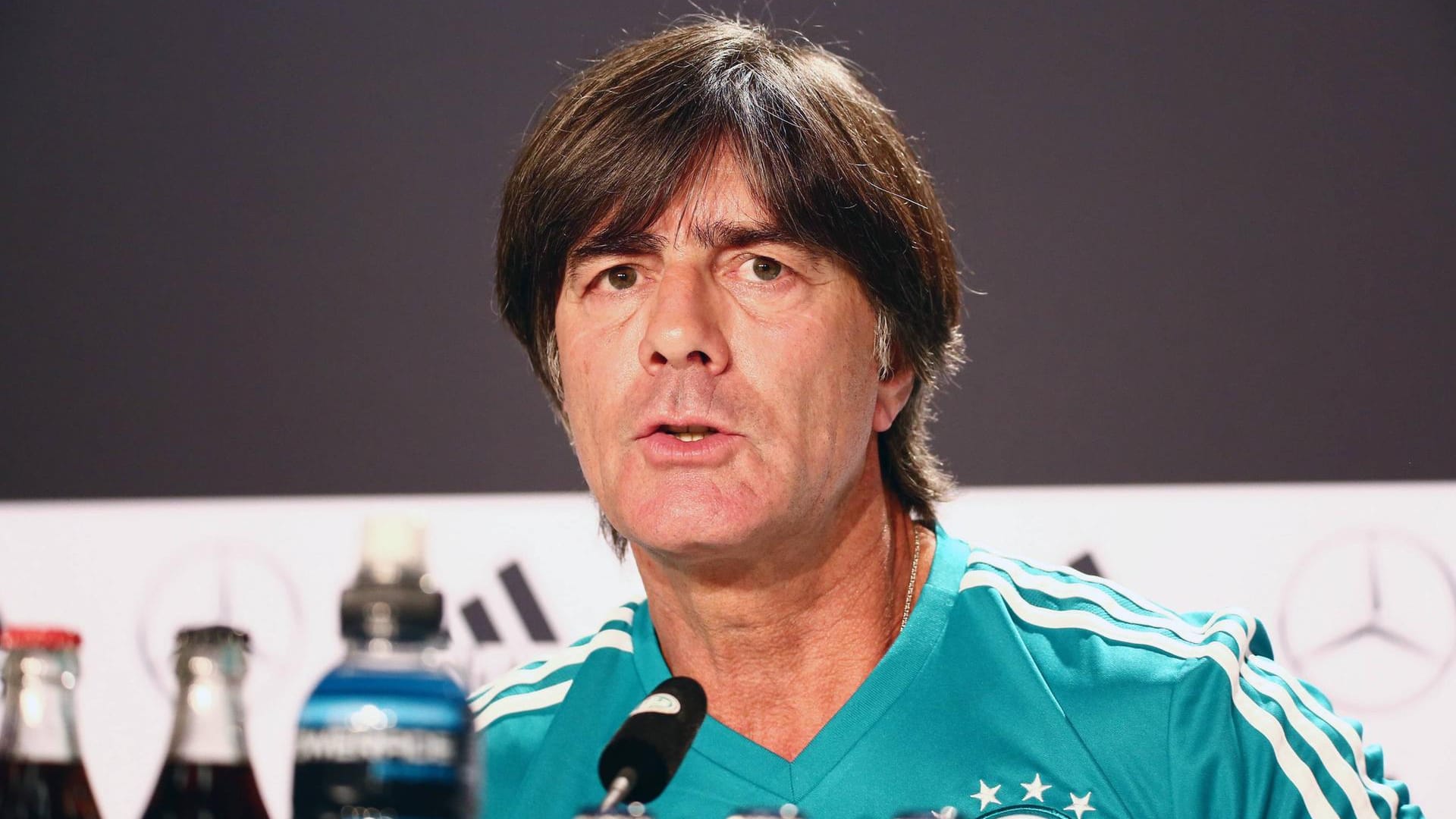 Jogi Löw: Die Fans fordern mehr Offenheit, der Bundestrainer ist gesprächsbereit.