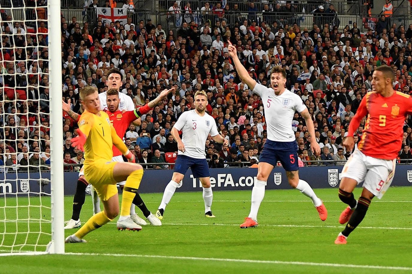 Spaniens Rodrigo Moreno (r.) trifft gegen England.