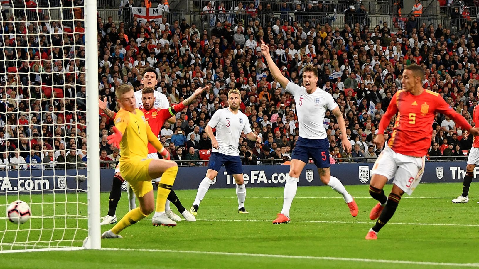 Spaniens Rodrigo Moreno (r.) trifft gegen England.