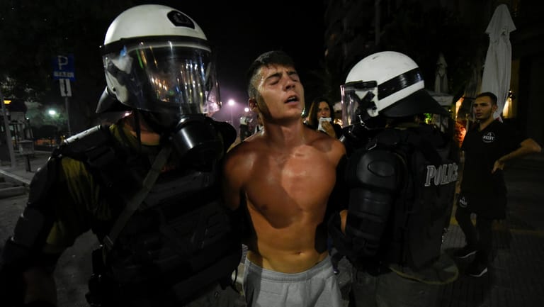 Proteste bis zur Erschöpfung: Ein Demonstrant in Thessaloniki wird von der Polizei festgehalten.