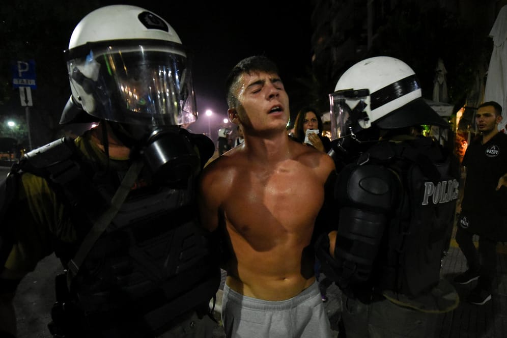 Proteste bis zur Erschöpfung: Ein Demonstrant in Thessaloniki wird von der Polizei festgehalten.