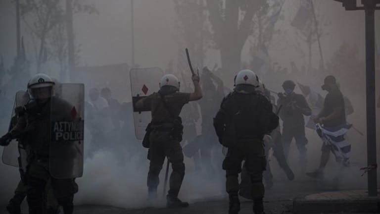 Überschattet wurde Tsipras' Auftritt durch eine gewalttätige Demonstration von Nationalisten.