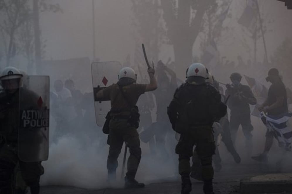 Überschattet wurde Tsipras' Auftritt durch eine gewalttätige Demonstration von Nationalisten.