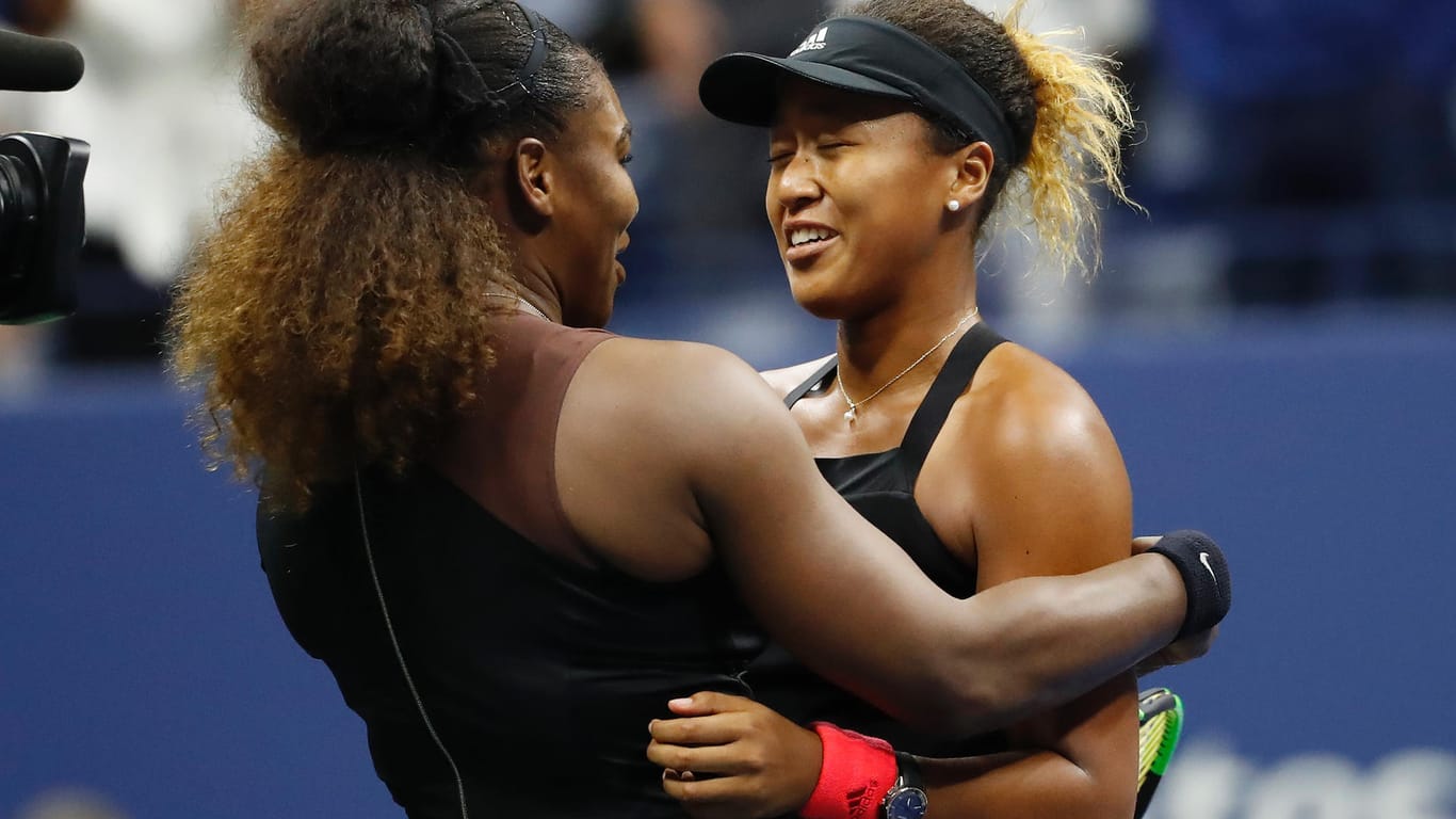 Überglücklich: Naomi Osaka (r.) nach der Partie mit Serena Williams.