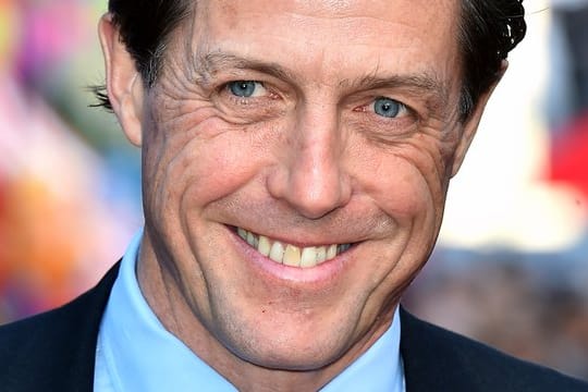 Der britische Schauspieler Hugh Grant kann immer noch prima lächeln.