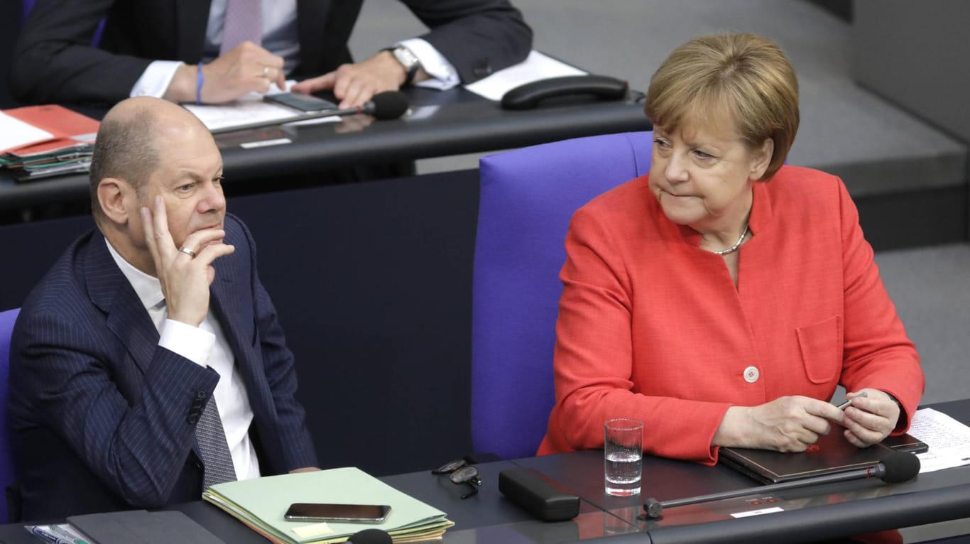 Olaf Scholz (SPD) und Angela Merkel (CDU): Die beiden großen deutschen Parteien verlieren an Wählergunst.