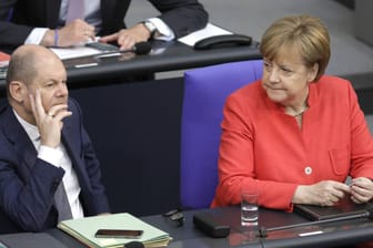 Olaf Scholz (SPD) und Angela Merkel (CDU): Die beiden großen deutschen Parteien verlieren an Wählergunst.