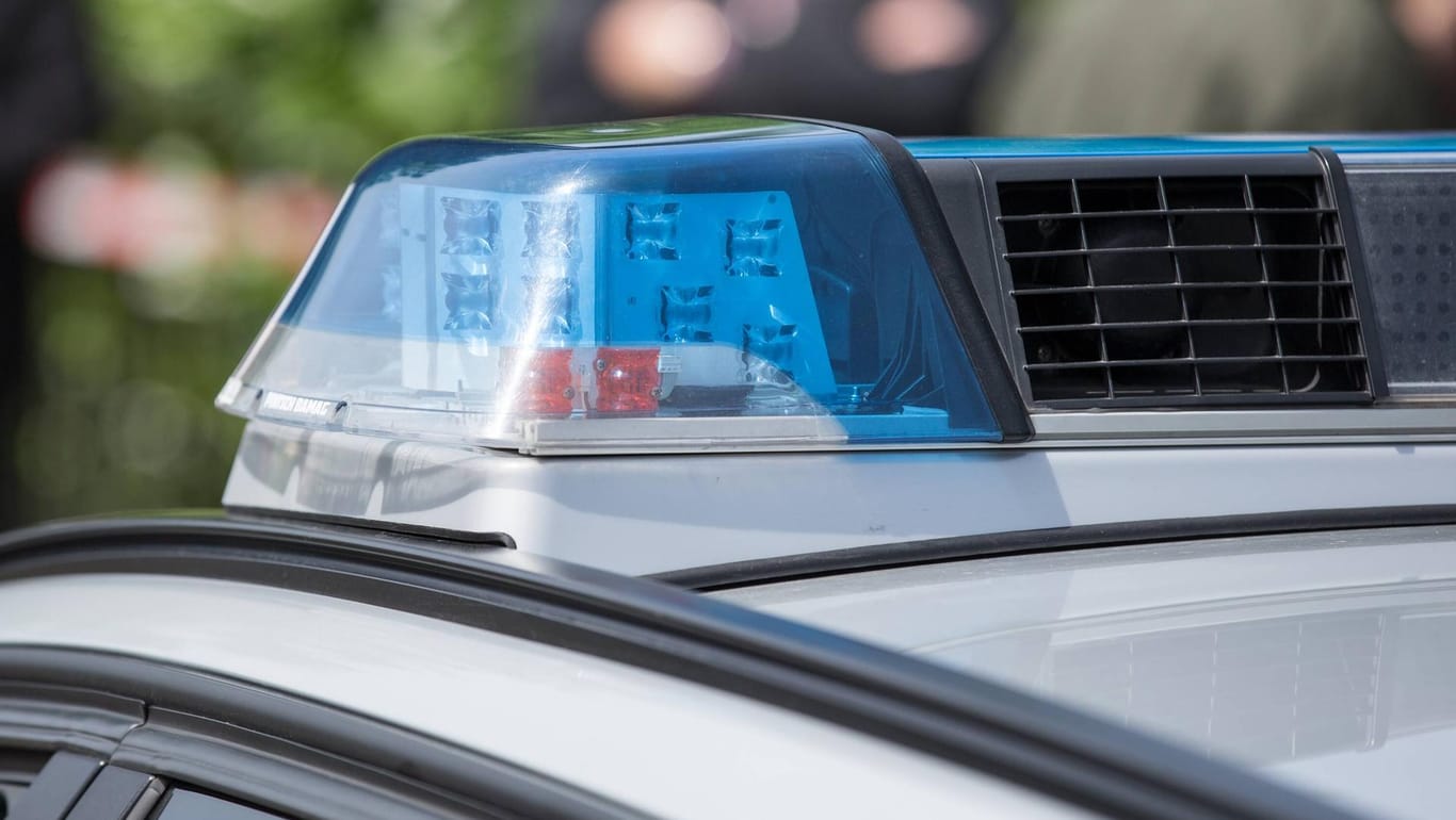 Polizei im Einsatz: Eine Frau in Freiburg musste ihren Führerschein nach einer betrunkenen Irrfahrt abgeben. (Symbolbild)