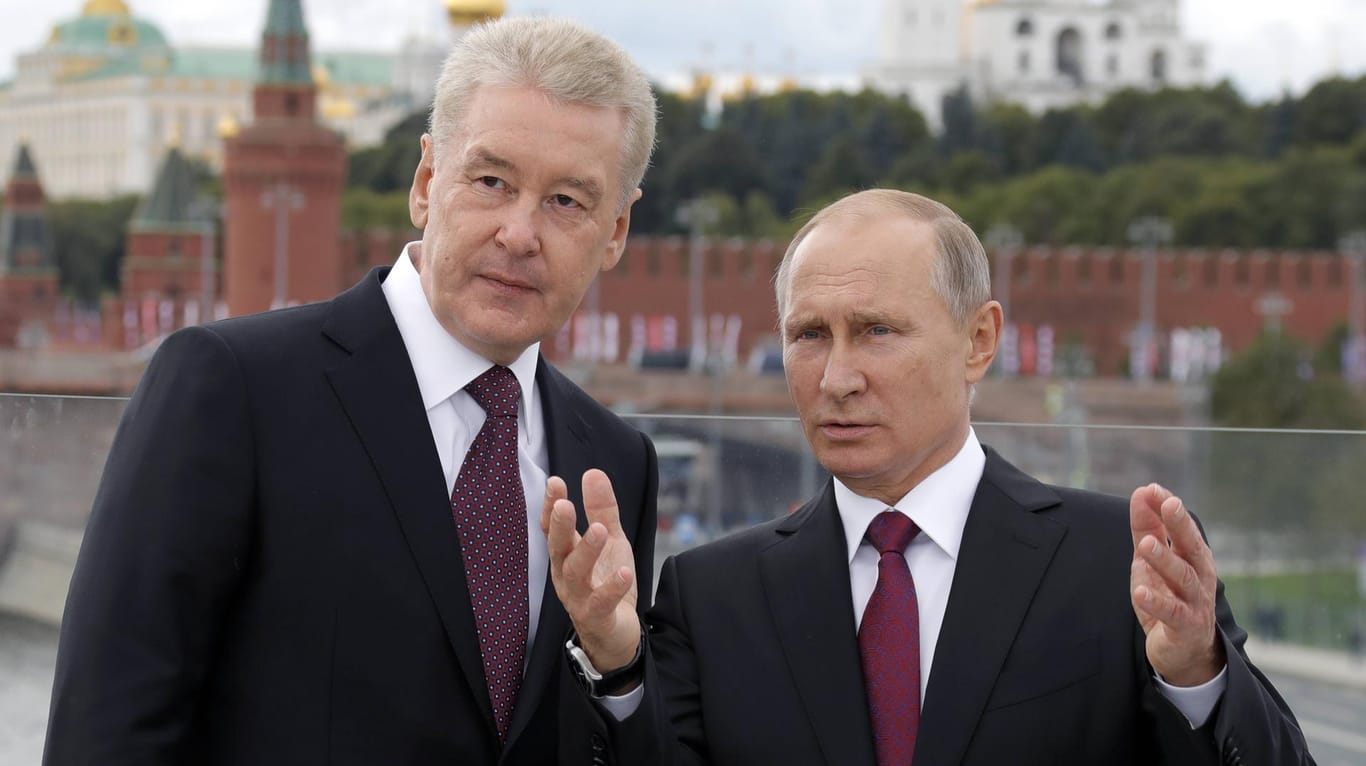 Russlands Präsident Wladimir Putin (r.) und Moskaus Bürgermeister Sergej Sobjanin: Der Putinvertraute stellt sich heute zur Wiederwahl.