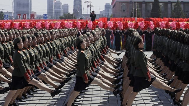 Im Gleichschritt marschieren nordkoreanische Soldatinnen bei der Militärparade mit. Im Gleichschritt marschieren nordkoreanische Soldatinnen bei der Militärparade mit.