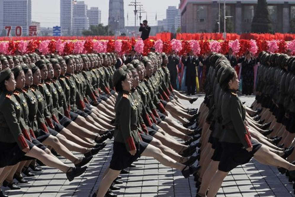 Im Gleichschritt marschieren nordkoreanische Soldatinnen bei der Militärparade mit.