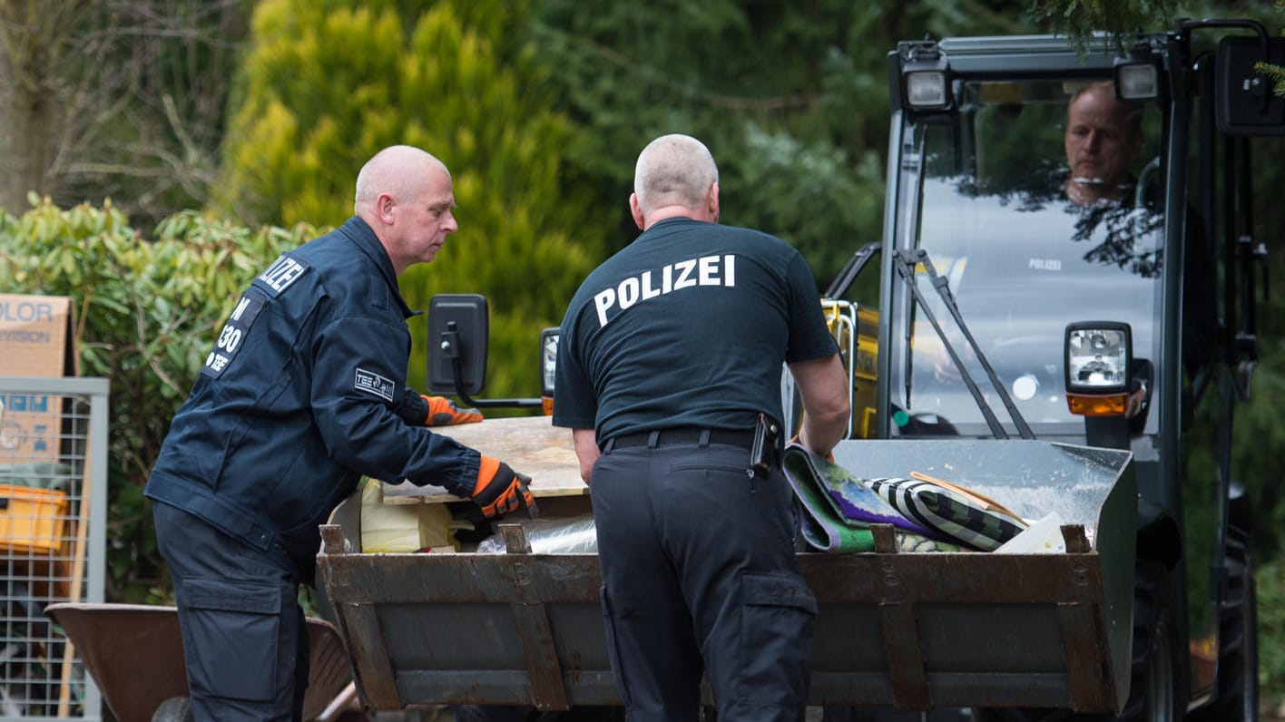 Die Polizei bei der Durchsuchung: Auf dem ehemaligen Grundstück eines mutmaßlichen Serienmörders in Lüneburg suchen die Beamten nach Hinweisen auf weitere Verbrechen. Die Polizei bei der Durchsuchung: Auf dem ehemaligen Grundstück eines mutmaßlichen Serienmörders in Lüneburg suchen die Beamten nach Hinweisen auf weitere Verbrechen.