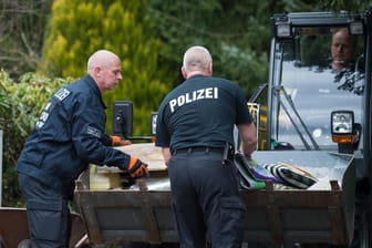 Die Polizei bei der Durchsuchung: Auf dem ehemaligen Grundstück eines mutmaßlichen Serienmörders in Lüneburg suchen die Beamten nach Hinweisen auf weitere Verbrechen.