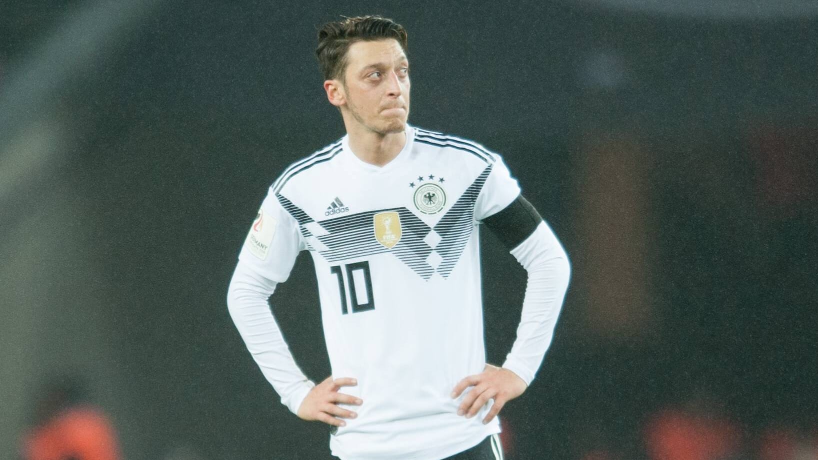 Mesut Özil im DFB-Trikot. Nach der WM machte er Schluss mit der Nationalmannschaft. Los ging der Ärger mit den gemeinsamen Fotos mit Erdogan.