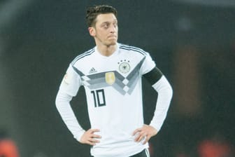Mesut Özil im DFB-Trikot. Nach der WM machte er Schluss mit der Nationalmannschaft. Los ging der Ärger mit den gemeinsamen Fotos mit Erdogan.