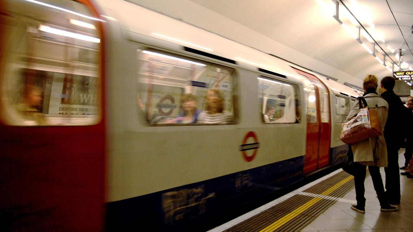 Einfahrende U-Bahn in der Baker Street: Eine Mutter ist in das Gleisbett gefallen, nachdem sie auf die Anzeigentafel schauen wollte. (Archivbild)