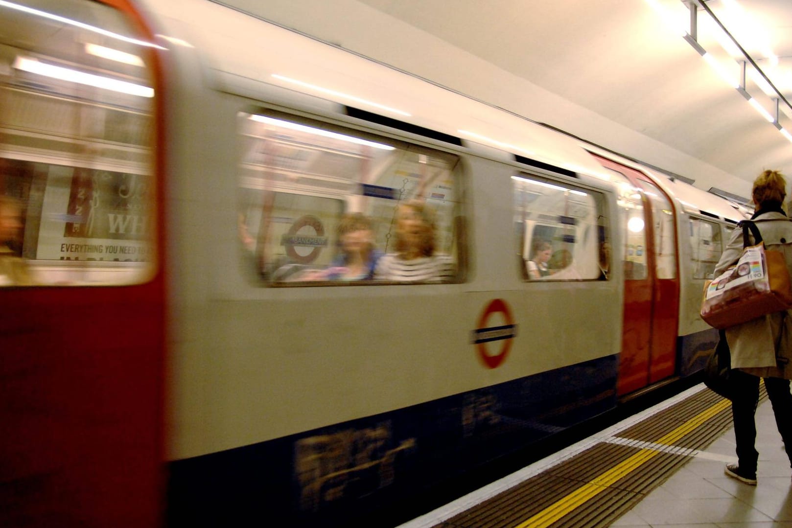 Einfahrende U-Bahn in der Baker Street: Eine Mutter ist in das Gleisbett gefallen, nachdem sie auf die Anzeigentafel schauen wollte. (Archivbild)