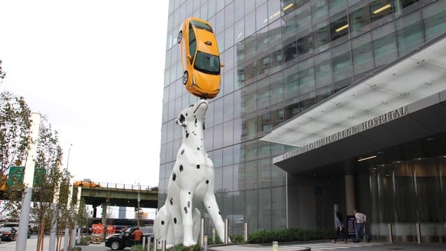 "Spot" von Donald Lipski vor einem Kinderkrankenhaus in Manhattan. "Spot" von Donald Lipski vor einem Kinderkrankenhaus in Manhattan.